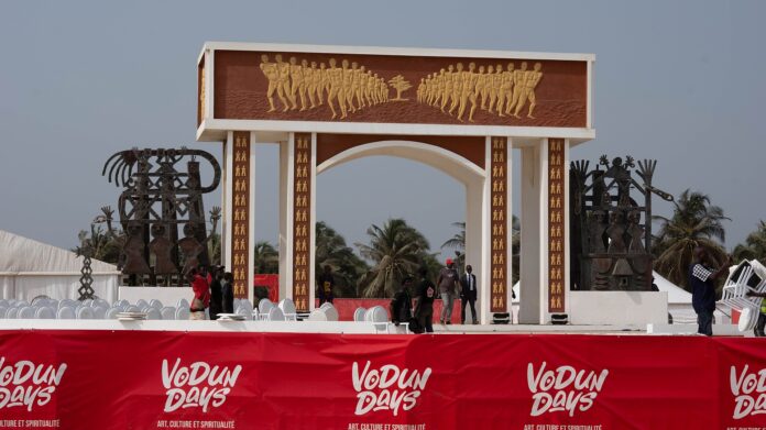arc mémorial en béton et bronze dans la ville de Ouidah, au Bénin